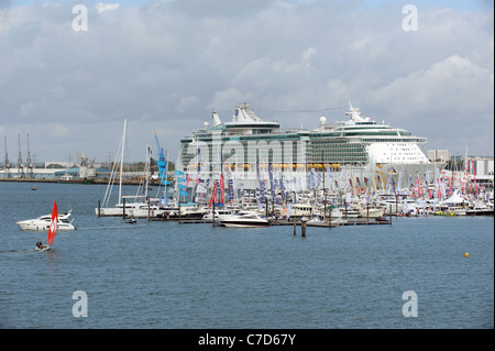 Southampton Boat Show 2011 pontons flottants forment une marina offrant 2kms de l'amarrage pour bateaux exposants Banque D'Images