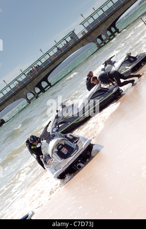 Des équipes de sauvetage de la RNLI surfer sur la plage de Bournemouth England UK Banque D'Images