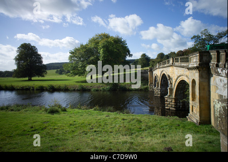 Pont sur la rivière Derwent à Chatsworth House Banque D'Images