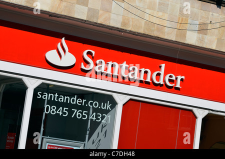 Boutiques dans Winchester High Street, Winchester, Hampshire, Angleterre sur une calme jeudi après-midi à la mi-septembre 2011. Banque D'Images