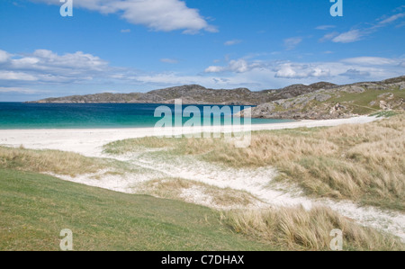 Belle plage de sable blanc de la plage à l'extrémité sud de la Baie d'Achmelvich sur la côte nord-ouest de l'Ecosse Banque D'Images