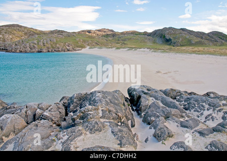 Belle plage de sable blanc de la plage à l'extrémité sud de la Baie d'Achmelvich sur la côte nord-ouest de l'Ecosse Banque D'Images