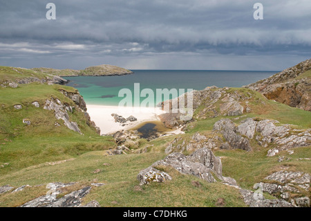 Plage de sable isolée à Achmelvich Bay aussi sombres nuages de tempête approche de l'horizon ouest Banque D'Images