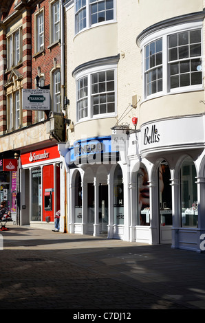 Boutiques dans Winchester High Street, Winchester, Hampshire, Angleterre sur une calme jeudi après-midi à la mi-septembre 2011. Banque D'Images