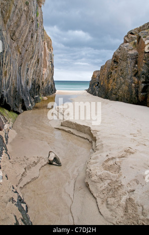 Explorer une plage isolée sur Achmelvich Bay, au nord-ouest de l'Écosse Banque D'Images