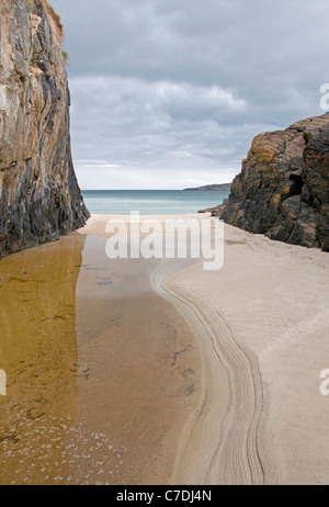 Explorer une plage isolée sur Achmelvich Bay, au nord-ouest de l'Écosse Banque D'Images