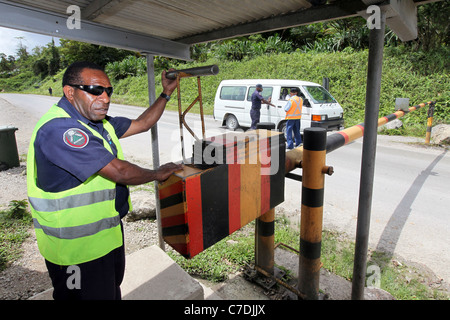 Pôle barrière au checkpoint à Tabubil, la mine de cuivre de Ok Tedi ville. Province de l'ouest, la Papouasie-Nouvelle-Guinée Banque D'Images