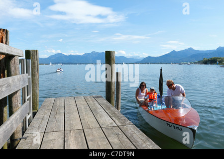 Famille dans un petit bateau électrique sur le lac Chiemsee Prien, Stock Chiemsee Chiemgau Haute-bavière Allemagne Banque D'Images