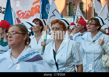 Les infirmières polonaises en démonstration pendant les syndicats européens réunion des ministres des finances de l'UE sur Septembre 17, 2011 à Wroclaw, Pologne Banque D'Images