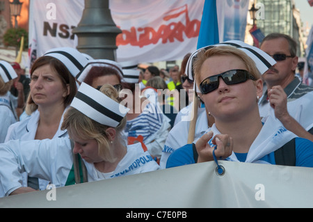 Les infirmières polonaises en démonstration pendant les syndicats européens réunion des ministres des finances de l'UE sur Septembre 17, 2011 à Wroclaw, Pologne Banque D'Images