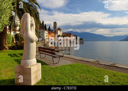 Le front de mer de Brissago avec œuvres d'art Banque D'Images