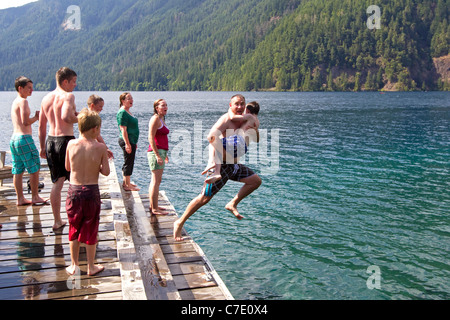 L'eau dans le lac géant père avec son fils, été fun family Banque D'Images