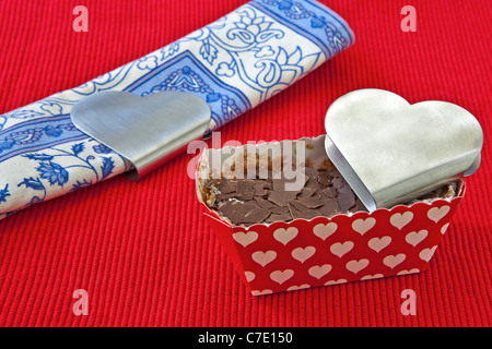 Gâteau au chocolat avec coeur décoration, adapté pour la Saint Valentin ou un anniversaire. Banque D'Images