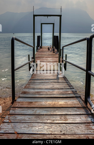 Lonely boat dock sur le lac de Lugano avec des canards Banque D'Images