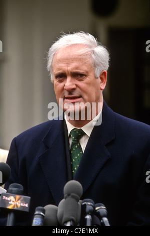 Le Premier ministre irlandais, John Bruton, parle à la presse devant la Maison Blanche Banque D'Images