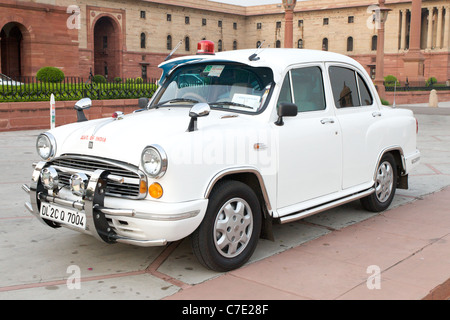 Un gaz 66 voiture garée à l'extérieur de l'édifice du gouvernement indien à New Delhi, Inde Banque D'Images