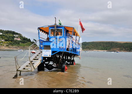 South Sands Ferry « sea Tractor » entrant dans la mer pour rencontrer le ferry de South Sands, Salcombe, Devon, Angleterre, Royaume-Uni Banque D'Images