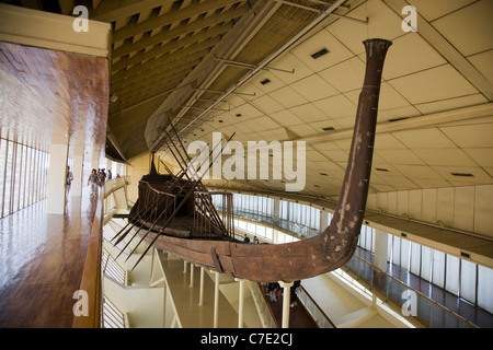 Le bateau funéraire à la grande pyramide de Gisa Banque D'Images