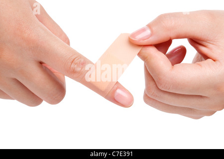 Woman Putting sur un bandage Banque D'Images