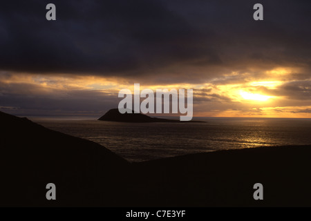 L'île de Bardsey (Ynys Enlli) hiver coucher de soleil près de Braich y Pwll près de la péninsule de Llŷn Aberdaron Gwynedd North Wales UK Banque D'Images