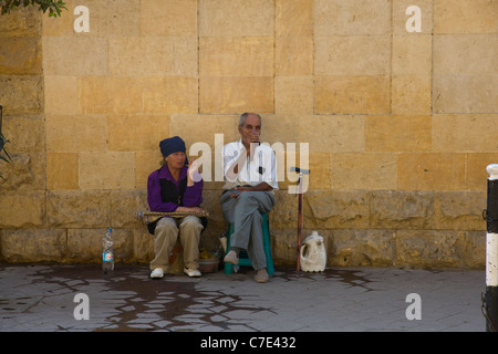 L'homme et la femme dans la rue, Le Caire, Egypte Banque D'Images