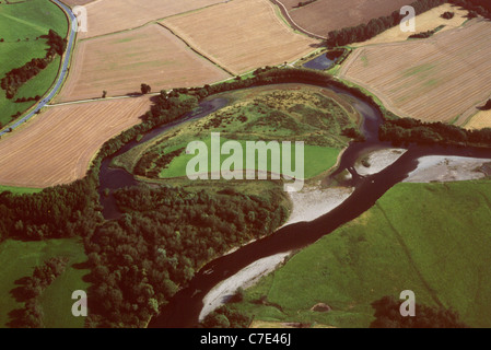 Vue aérienne de oxbow formés lorsque le cours de la rivière, méandre contournant raccourcit Galles UK Banque D'Images