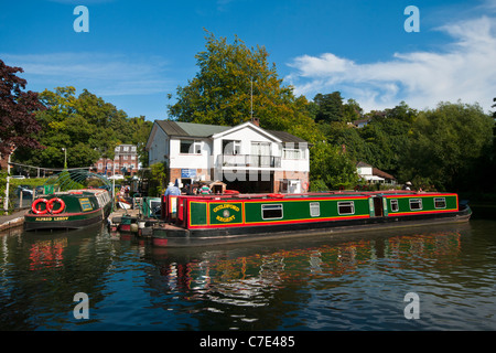 Bateaux amarrés Narrowboats étroit canal par les bateaux sur la rivière Wey Guildford Surrey England UK Banque D'Images