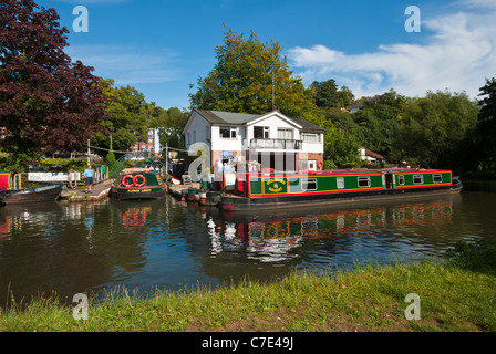 Bateaux amarrés Narrowboats étroit canal par les bateaux sur la rivière Wey Guildford Surrey England UK Banque D'Images