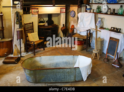 Réplique d'une cuisine du début du 20ème siècle avec Iron Range et une variété d'équipements modernes dans le Portland museum at Easton Dorset UK Banque D'Images