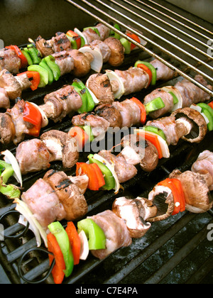 Shish kebabs en brochettes de saucisses, cuisson sur le grill. Banque D'Images