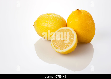 Citrons humide sur fond blanc Banque D'Images