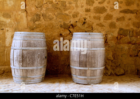 Barils de vin construit en bois de chêne de l'Espagne sur mur de maçonnerie en pierre Banque D'Images