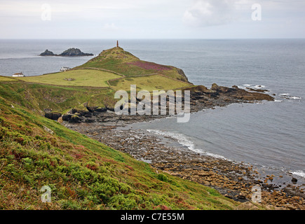 Cape Cornwall surmonté de son mémorial cheminée près de St Just à Cornwall avec le Brisons au-delà Banque D'Images