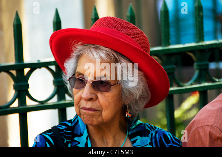 Femme portant chapeau féminin Banque D'Images