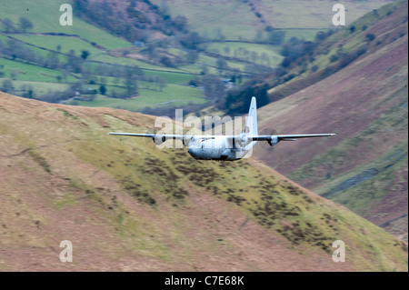 C-130 Hercules de la RAF à faible altitude C-130J Hercules C-130 de l'aéronef de transport tactique est le cheval de Banque D'Images