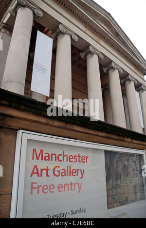 Manchester Art Gallery panneau indiquant l'entrée gratuite sur Oxford Road, Manchester, Royaume-Uni. Banque D'Images