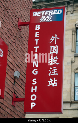 Le logo Betfred et signe au-dessus du bureau de paris dans le quartier chinois, Manchester, Lancashire, Royaume-Uni. Banque D'Images