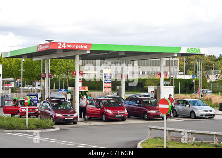 Self service station de carburant au supermarché Asda à Bury St Edmunds, Royaume-Uni Banque D'Images