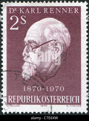 Autriche - 1970 : timbre imprimé en Autriche, est dédiée à la célébration du 100e anniversaire du premier président de l'Autriche, Karl Renner Banque D'Images