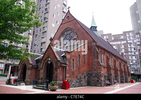 La chapelle du Bon Pasteur sur Roosevelt Island au milieu des grands immeubles modernes. Banque D'Images