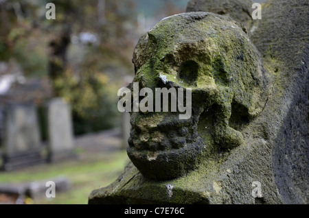 Une sculpture crâne sur une pierre tombale dans le nouveau cimetière de Calton, Édimbourg, Écosse. Banque D'Images