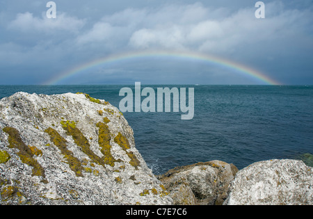 & Arc-en-ciel du calcaire à Garron Point, comté d'Antrim. Banque D'Images