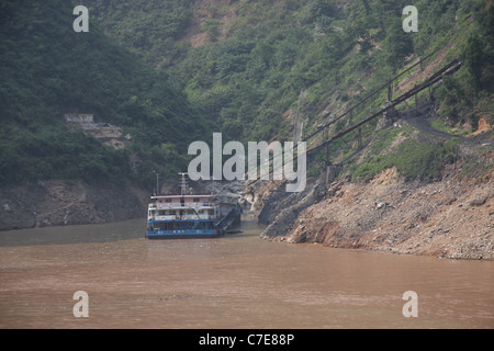 Cargo de la rivière étant chargés de charbon dans la région de Wu Gorge, Yangtze River, Chine Banque D'Images