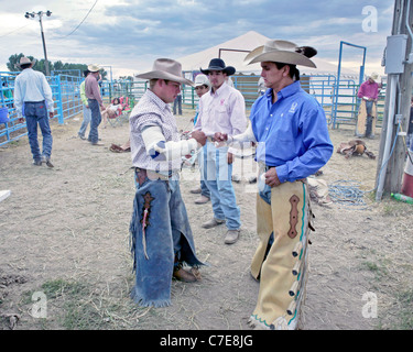 Les concurrents se préparent à prendre part à l'événement de la circonscription bronco rodeo tenue sur la réserve de Fort Hall dans le Wyoming. Banque D'Images