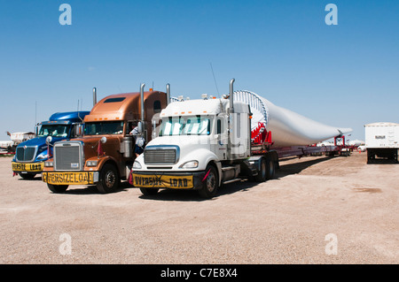 Les pales de rotor d'éoliennes sont transportés par camions et remorques spéciales pour le parc éolien du site de construction. Banque D'Images