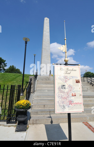 Inscrivez-vous au Bunker Hill Monument montrant la route & sites de la Freedom Trail par historic Boston, Massachusetts. USA Banque D'Images