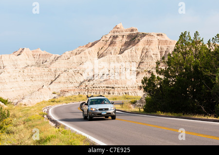 Les touristes en voiture à travers le Parc National de Badlands, dans le Dakota du Sud. Banque D'Images