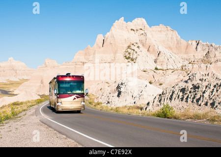 Les touristes en voiture à travers le Parc National de Badlands, dans le Dakota du Sud. Banque D'Images