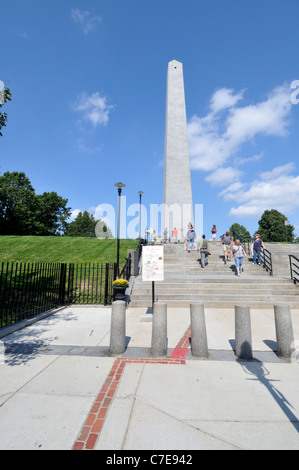 À la recherche jusqu'au Bunker Hill Monument historique, situé sur la colline de races au Massachusetts. Charlestown USA. Banque D'Images