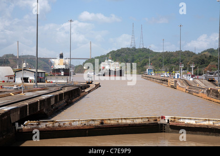 Vue sur le Canal de Panama montrant le fonctionnement normal fait dans le travail ordinaire de la voie. Banque D'Images